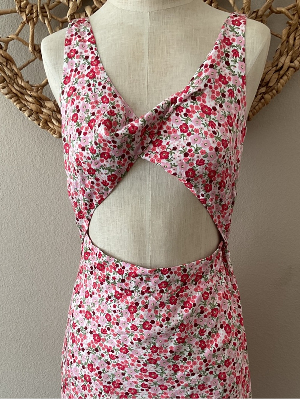 Floral Twist Cutout Girls Mini Dress in Pink. Size Medium. Great condition.
